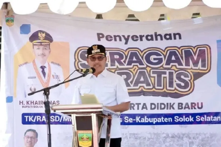 Bupati Solok Selatan H. Khairunas bersama jajaran Dinas Pendidikan menyerahkan seragam sekolah gratis kepada siswa baru di SDN 09 Bidar Alam, Kecamatan Sangir Jujuan. (Foto:Ist)