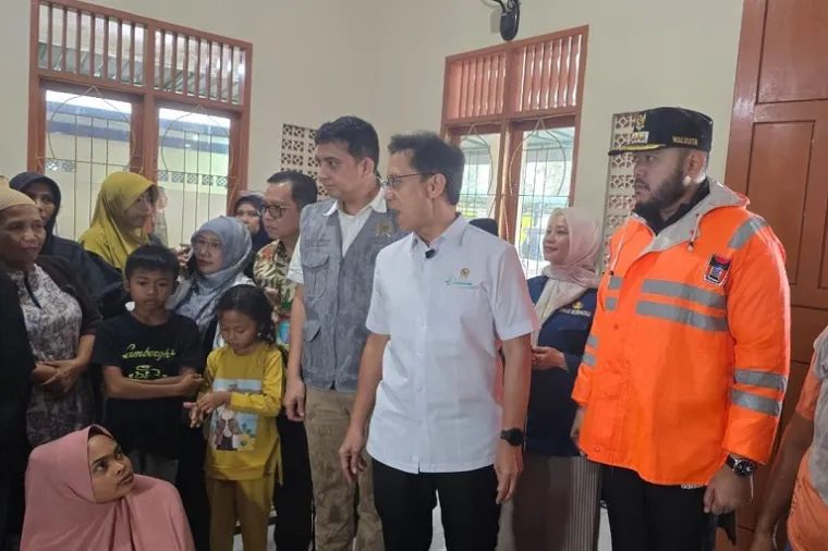 Fadly Amran mendampingi Menteri Kesehatan RI meninjau penanganan bencana di Kecamatan Koto Tangah. (Foto: Ist)