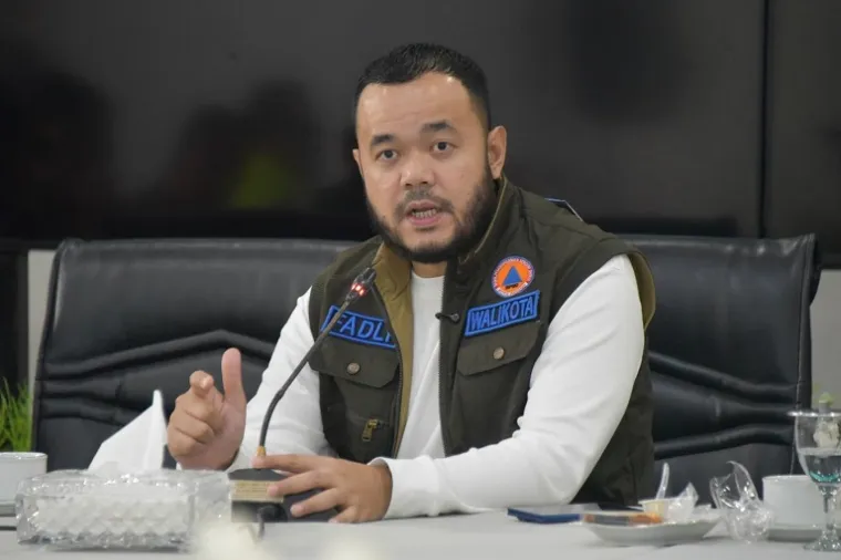 Wali Kota Padang Fadly Amran meninjau dan memastikan bantuan disalurkan cepat ke titik evakuasi korban bencana hidrometeorologi di Kota Padang. (Foto: Ist)