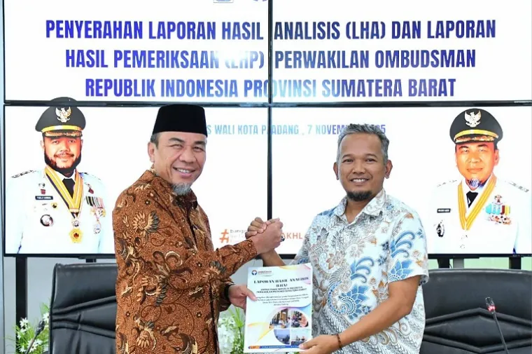 Wakil Wali Kota Padang, Maigus Nasir, menerima langsung Laporan Hasil Analisis dan Pemeriksaan dari Kepala Ombudsman Sumbar, Adel Wahidi, di Gedung Putih Kediaman Resmi Wali Kota Padang. (Foto: Ist)