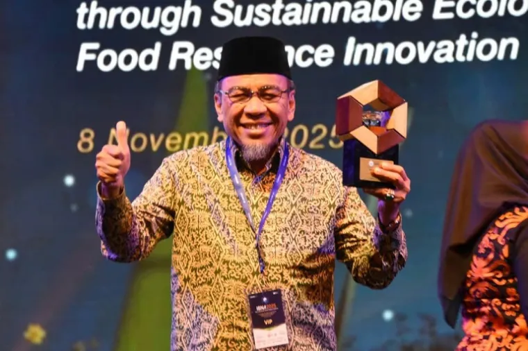 Wakil Wali Kota Padang Maigus Nasir menerima Special Award Indonesia Smart Nation Awards (ISNA) 2025 di ICE BSD City, Tangerang Selatan, Sabtu (8/11/2025). (Foto: Ist)