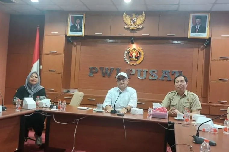 Ketua Panitia HPN 2026, Zulmansyah Sekedang, memimpin persiapan Kick Off HPN 2026 Banten yang akan digelar di Alun-alun Kota Serang. (Foto: Ist)