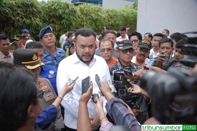 Wali Kota Padang Fadly Amran memantau langsung pelaksanaan Padang Tsunami Drill 2025 di halaman Hotel Santika, salah satu titik evakuasi utama. Kegiatan ini diikuti ratusan ribu warga dari delapan kecamatan di Kota Padang. (Foto: Ist)