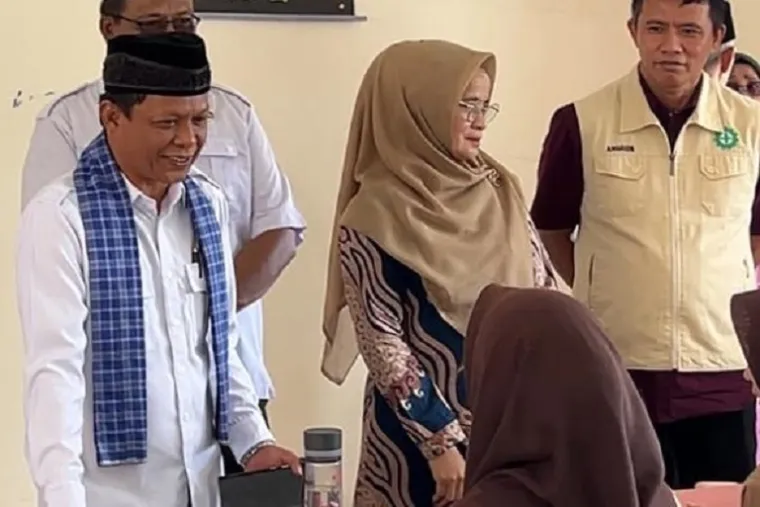 Anggota DPRD Sumatera Barat Ridwan Datuak Tumbijo menyerahkan sarana dan prasarana pendidikan kepada SMA Negeri 2 Lubuk Basung, Rabu (26/11/2025). (Foto: Ist)