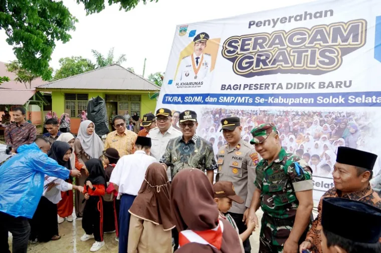 Bupati Solok Selatan, H. Khairunas, menyerahkan seragam sekolah gratis kepada siswa di Kecamatan Sangir Balai Janggo. (Foto: Ist)