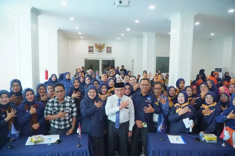 Ketua DPD Partai NasDem Kota Padang, Maigus Nasir, membuka Lomba Paduan Suara Mars dan Hymne Partai NasDem di NasDem Tower Sumbar, Senin (10/11/2025). (Foto: Ist)
