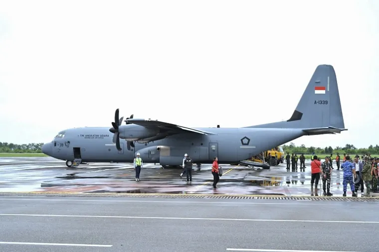 Wakil Gubernur Sumbar Vasko Ruseimy menerima bantuan Presiden RI di Bandara Internasional Minangkabau sebelum didistribusikan ke daerah terdampak. (Foto: Ist)