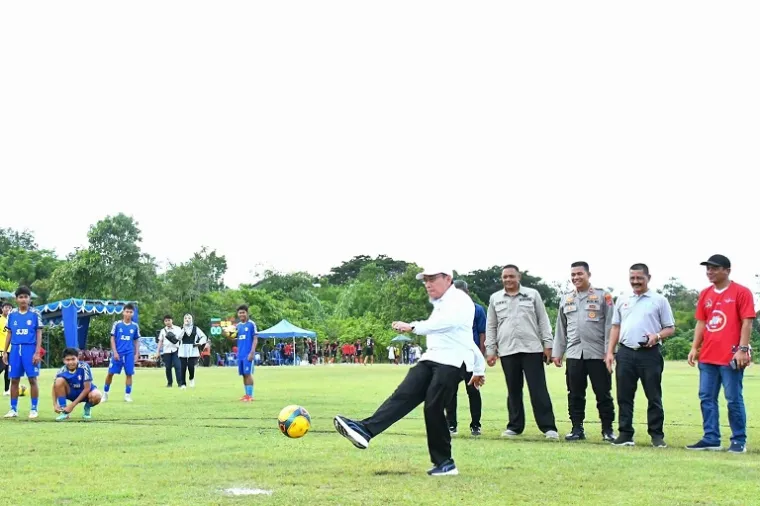 Wakil Wali Kota Padang, Maigus Nasir, resmi membuka Turnamen Sepakbola Piala Wali Kota Padang U-17 Tahun 2025 di Lapangan Kompak FC, Koto Tangah. (Foto: Ist)