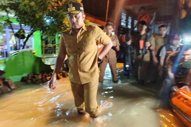 Wakil Gubernur Sumbar Vasko Ruseimy meninjau lokasi banjir di Nagari Kampung Galapung, Ulakan. (Foto: Ist)