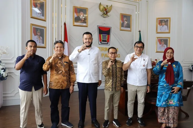 Wali Kota Padang Fadly Amran saat menerima kunjungan Ketua Komisi Informasi Sumbar, Musfi Yendra, di Balai Kota Aia Pacah dalam agenda penilaian PPID Pemko Padang. (Foto: Ist)
