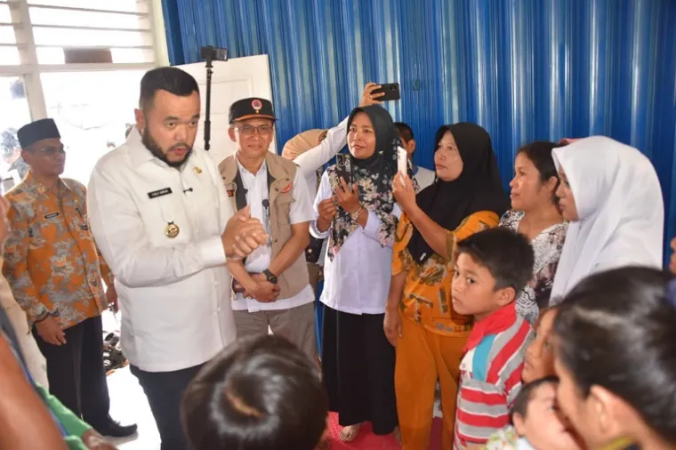 Wali Kota Padang Fadly Amran meninjau para pengungsi dan lokasi banjir bandang di Kelurahan Lambung Bukik, Kecamatan Pauh. (Foto: Ist)