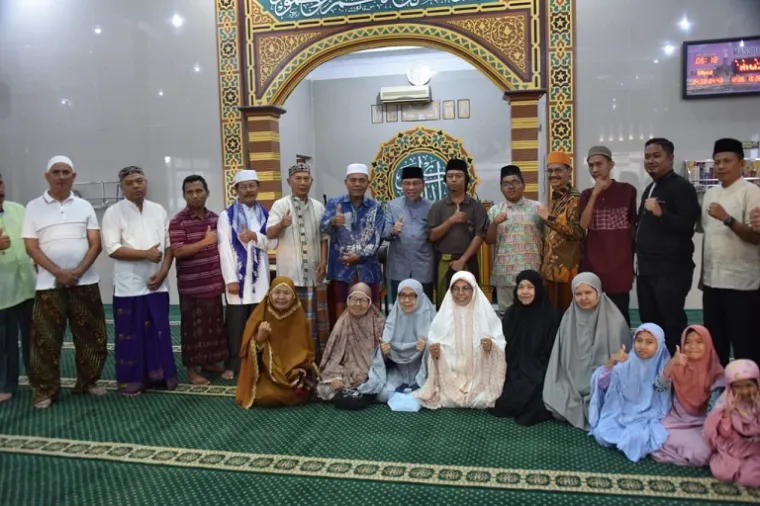 Wakil Wali Kota Padang, Maigus Nasir, menyampaikan ceramah Subuh Mubarakah di Masjid Ikhwatun Parupuk Tabing. (Foto: Ist)