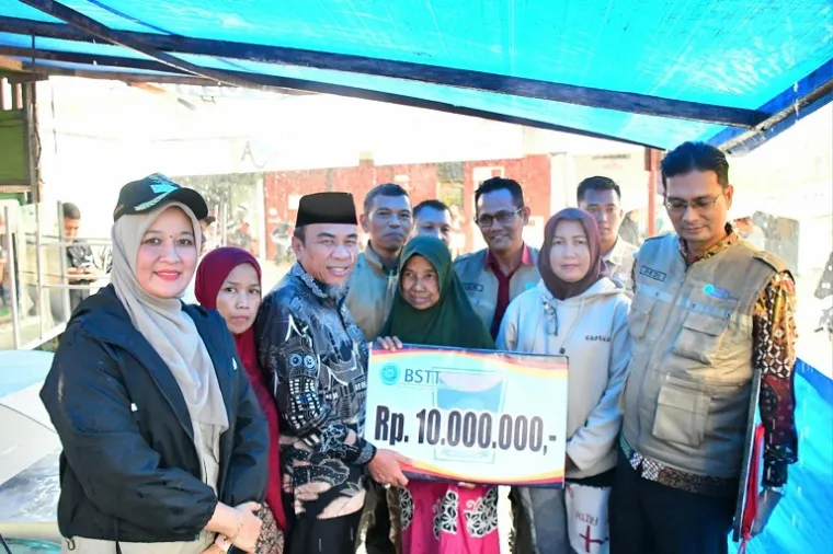 Wakil Wali Kota Padang, Maigus Nasir, menyerahkan Bantuan Sosial Tidak Terduga kepada warga terdampak pohon tumbang di Kelurahan Surau Gadang. (Foto: Ist)