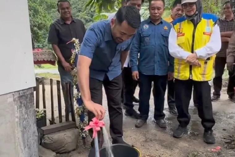 Anggota DPR RI, Zigo Rolanda meninjau langsung fasilitas PAMSIMAS dan memastikan kualitas layanan air bersih untuk warga. (Foto: Ist)