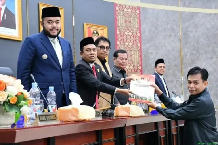 DPRD Padang bersama Wali Kota Padang disaat sidang paripurna penyampaian pandangan umum fraksi terhadap Rancangan APBD Tahun 2026. (Foto: Ist)