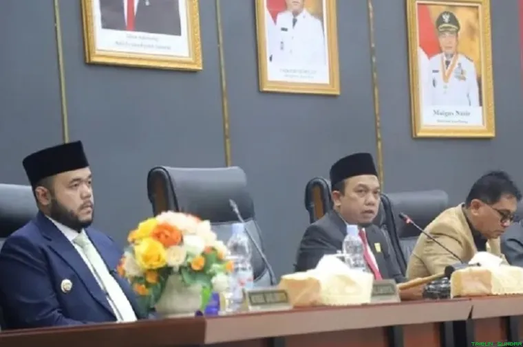 Wali Kota Padang Fadly Amran menyampaikan jawaban fraksi DPRD Kota Padang terhadap RAPBD Tahun Anggaran 2026 di Gedung DPRD Padang. (Foto: Ist)
