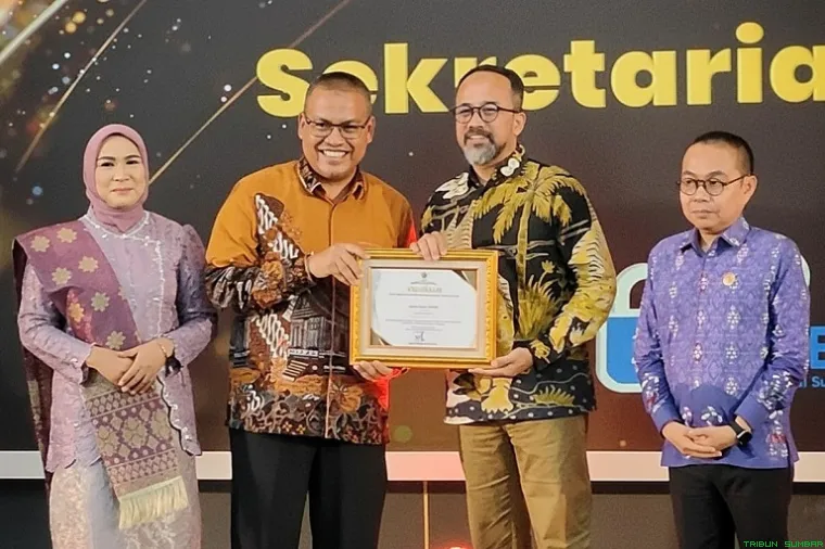 Sekwan DPRD Sumbar Maifrizon bersama jajaran menerima predikat Informatif dalam Anugerah Keterbukaan Informasi Publik 2025 di Istana Gubernur Sumbar, Padang. (Foto: Ist)