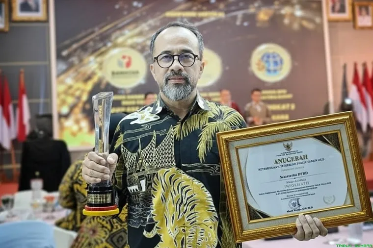 Sekwan DPRD Sumbar Maifrizon bersama jajaran menerima predikat Informatif dalam Anugerah Keterbukaan Informasi Publik 2025 di Istana Gubernur Sumbar, Padang. (Foto: Ist)