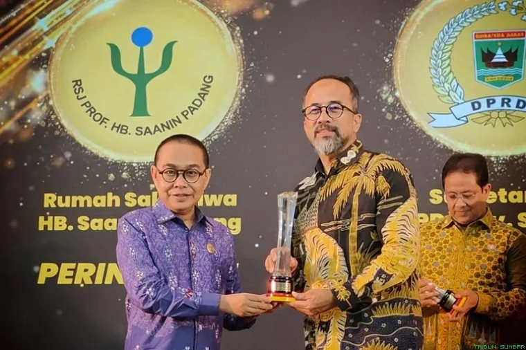 Sekwan DPRD Sumbar Maifrizon bersama jajaran menerima predikat Informatif dalam Anugerah Keterbukaan Informasi Publik 2025 di Istana Gubernur Sumbar, Padang. (Foto: Ist)