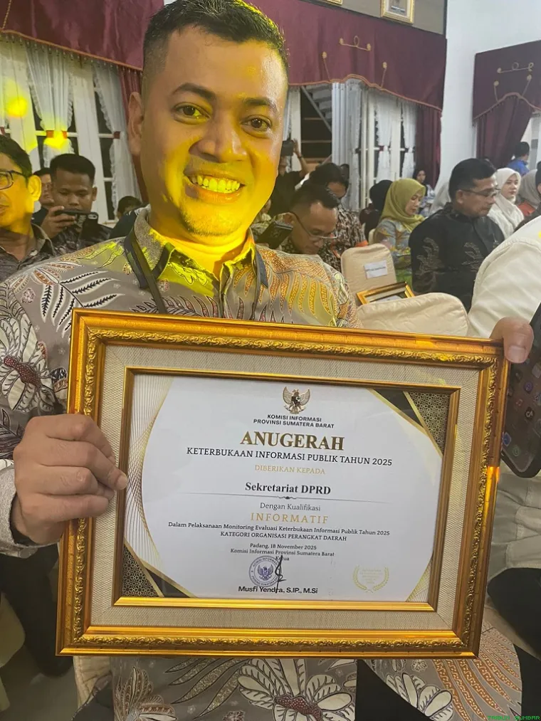 Sekwan DPRD Sumbar Maifrizon bersama jajaran menerima predikat Informatif dalam Anugerah Keterbukaan Informasi Publik 2025 di Istana Gubernur Sumbar, Padang. (Foto: Ist)