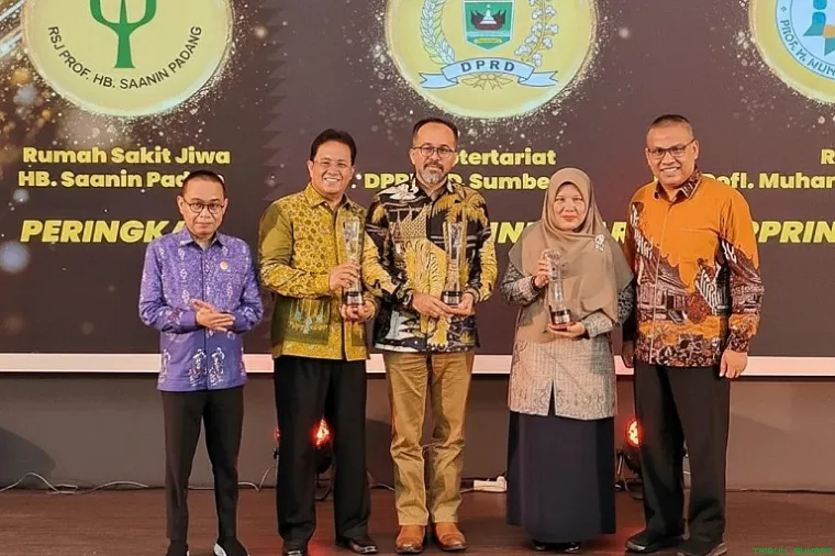 Sekwan DPRD Sumbar Maifrizon bersama jajaran menerima predikat Informatif dalam Anugerah Keterbukaan Informasi Publik 2025 di Istana Gubernur Sumbar, Padang. (Foto: Ist)