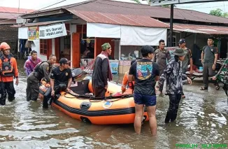 Kondisi banjir di salah satu kawasan terdampak di Kota Padang pada Selasa. (Foto: Ist)