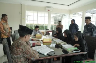 Kabag Kesra Solok Selatan, Mahadolog Ritonga, memimpin pemusatan pelatihan kafilah MTQ menjelang keberangkatan ke MTQ Nasional XLI Tingkat Sumbar. (Foto: Ist)