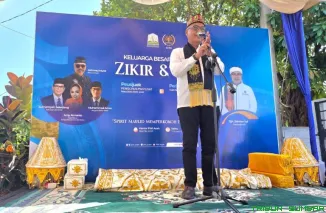 Ketua PWI Pusat Akhmad Munir menjalani prosesi Peusijuk di Kantor PWI Aceh, Banda Aceh, Sabtu (1/11/2025). (Foto: Ist)