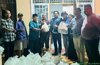 Pengurus Partai NasDem Kota Padang saat mendistribusikan ratusan bungkus nasi kepada warga terdampak banjir di Maransi dan Dadok Tunggul Hitam, Kecamatan Koto Tangah, Padang, Selasa sore hingga malam (25/11/2025). (Foto: Ist)