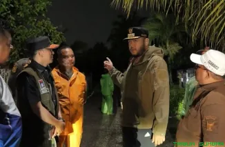 Wali Kota Padang, Fadly Amran meninjau langsung lokasi banjir di Kecamatan Nanggalo pada Selasa dini hari. (Foto: Ist)