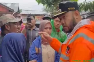 Fadly Amran meninjau lokasi banjir bandang di Lubuk Minturun dan memastikan dapur SPPG menyalurkan makanan bagi pengungsi. (Foto: Ist)