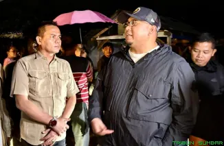Andre Rosiade menyerahkan bantuan logistik di lokasi terdampak banjir bandang, sambil menginstruksikan aparat menindak tegas pelaku ilegal logging yang memperparah bencana. (Foto: Ist)