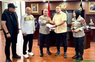 Andre Rosiade dan Kapolda Sumbar Irjen Gatot Tri Suryanta saat penyerahan bantuan di Mapolda Sumbar. (Foto: Ist)