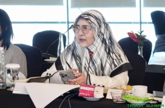 Anggota Komisi VI DPR RI, Hj. Nevi Zuairina saat melakukan kunjungan kerja ke mitra BUMN pelayaran di Surabaya. (Foto: Ist)