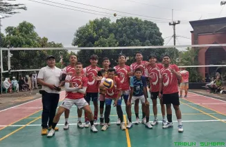 Tim Asgar Muda bersama Coach Heru berpose dengan trofi juara usai menjuarai Turnamen Volly Ball Sumpah Pemuda 2025 di Lapangan ARVOB Tajur Halang, Bogor. (Foto: Ist)
