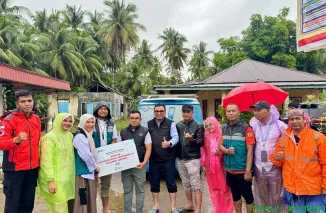 Tim CSR Bandara Internasional Minangkabau menyerahkan bantuan logistik kepada warga terdampak banjir di Nagari Kampuang Galapuang Ulakan. (Foto: Ist)
