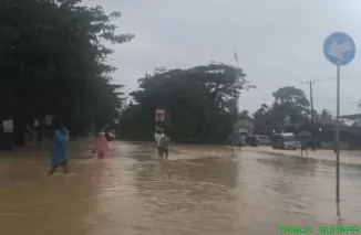 Kondisi akses menuju Bandara Internasional Minangkabau (BIM) yang terdampak banjir dan cuaca buruk, sementara operasional bandara tetap berjalan normal. (Foto: Ist)