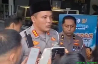 Petugas memeriksa titik longsor di jalur utama Sumbar saat Dirlantas Polda Sumbar mengeluarkan imbauan penundaan perjalanan. (Foto: Ist)