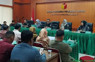 Koordinator Divisi Hukum dan Penyelesaian Sengketa Bawaslu Sumbar, Benny Aziz, memberikan arahan penguatan Divisi Hukum kepada Bawaslu kabupaten/kota dalam rapat pembekalan di Padang. (Foto: Ist)