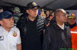 Sekjen DPP IKM Braditi Moulevey Rajo Mudo mendampingi Ketua Umum DPP IKM Andre Rosiade saat menyerahkan bantuan untuk korban banjir bandang di Kota Padang. (Foto: Ist)