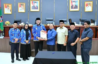 Pemko dan DPRD Kota Padang menandatangani nota persetujuan bersama dua Ranperda strategis yang resmi disahkan dalam Rapat Paripurna. (Foto: Ist)