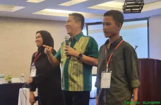 Wakil Ketua DPRD Sumbar, Evi Yandri Rajo Budiman, memberikan materi pada Bimtek P4GN di Hotel Axana Padang bersama mantan pecandu yang telah pulih melalui rehabilitasi YPJI. (Foto: Ist)