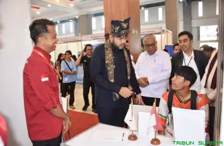 Wali Kota Padang, Fadly Amran, memberikan motivasi tegas kepada generasi muda saat membuka Padang Job Fair 2025 di Gedung Youth Center. (Foto: Ist)