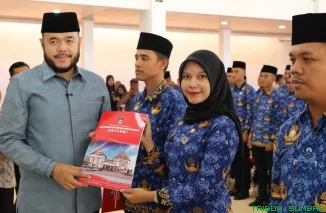 Wali Kota Padang Fadly Amran menyerahkan SK pengangkatan ASN dan PPPK paruh waktu di Palanta Rumah Dinas Wali Kota Padang, Kamis (13/11/2025). (Foto: Ist)