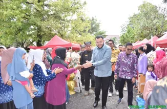 Wali Kota Padang Fadly Amran membuka secara resmi Gebyar Kreativitas Rimbo Kaluang di Halaman Kantor Lurah Rimbo Kaluang, Kecamatan Padang Barat, Kamis (13/11/2025). (Foto: Ist)