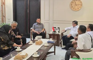 Wali Kota Padang Fadly Amran saat berdiskusi dengan Menteri Ketenagakerjaan RI Yassierli di Kantor Kemenaker, Jakarta, membahas peluang kerja dan pelatihan vokasi bagi tenaga kerja asal Kota Padang. (Foto: Ist)