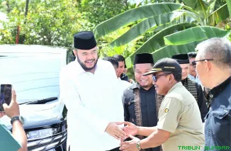 Wali Kota Padang, Fadly Amran bersama Ketua DPRD Kota Padang Muharlion dan Anggota DPRD Rafdi meresmikan Jalan Taratak Saiyo yang kini menjadi akses strategis bagi warga Kecamatan Pauh. (Foto: Ist)