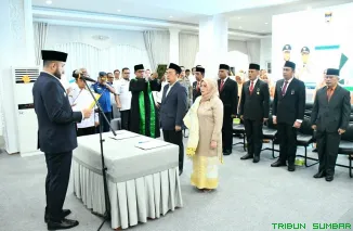 Wali Kota Padang, Fadly Amran, memimpin prosesi pelantikan dan pengambilan sumpah tujuh Pejabat Pimpinan Tinggi Pratama di Gedung Putih Kediaman Resmi Wali Kota Padang. (Foto: Ist)