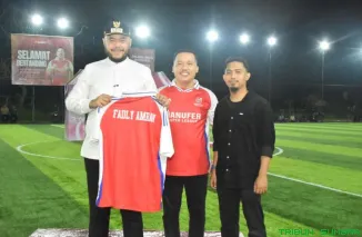 Wali Kota Padang, Fadly Amran, menutup secara resmi ajang Manufer Super League 2025 di Lapangan Mini Soccer Top Score Arena, Tunggul Hitam, Kecamatan Koto Tangah, Jumat (31/10/2025). (Foto: Ist)