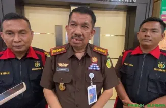 Tim Pidsus Kejari Padang melakukan penggeledahan di kantor PT Benal di kawasan By Pass untuk mengusut dugaan kredit fiktif Rp34 miliar. (Foto: Ist)